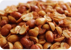 Fotografía de cacahuates tostados a granel